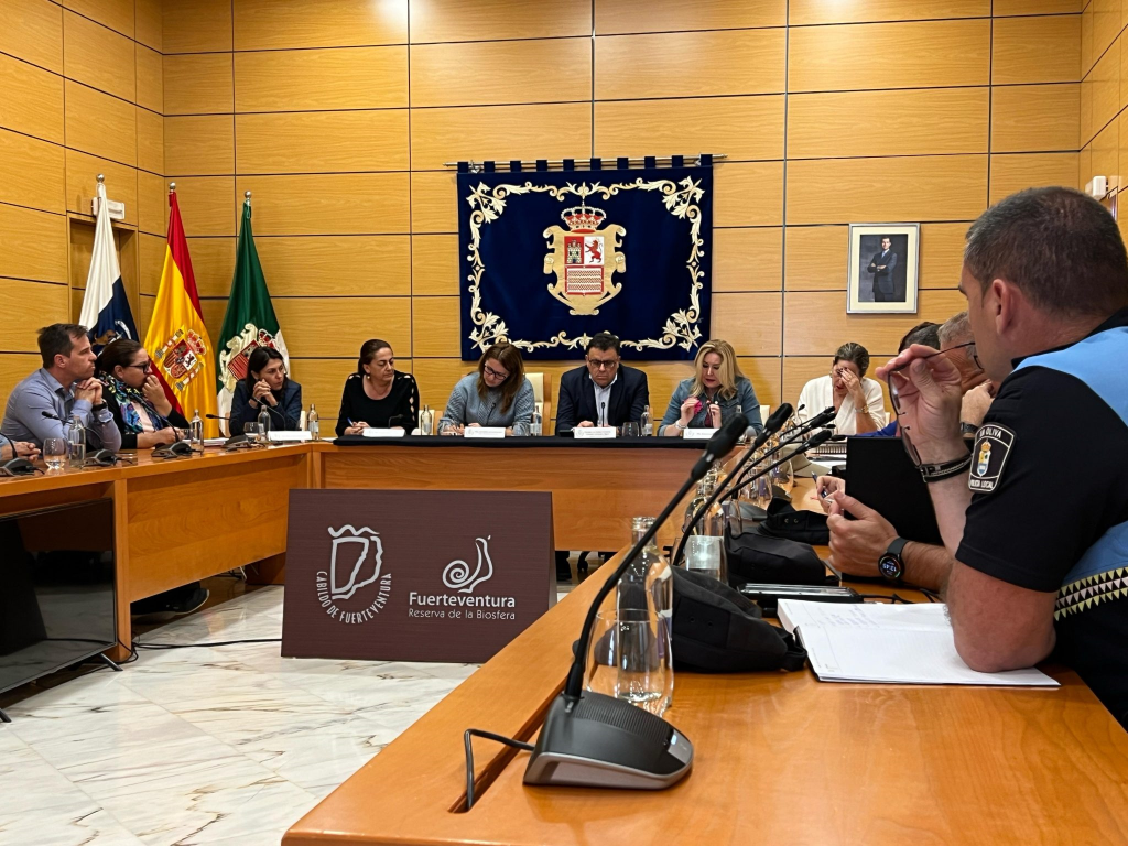 Gobierno, Cabildo y ayuntamientos de Fuerteventura acuerdan erradicar los contenedores y casetas ilegales