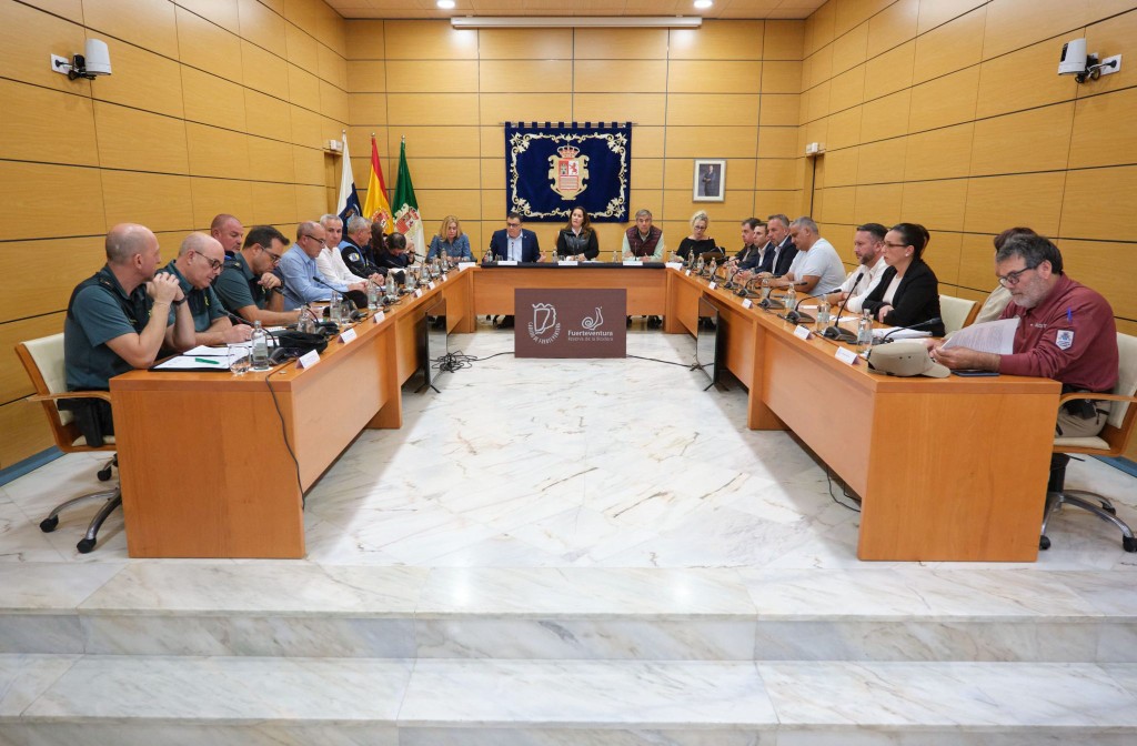La directora de la ACPMN participa en reunión en el Cabildo de Fuerteventura para coordinar acciones contra la proliferación e instalaciones no autorizadas en suelo rústico